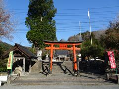 登山口に向かう途中に五葉山神社