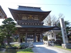 盛駅に向かう途中、平安時代末期に創建されたという名所の長安寺。