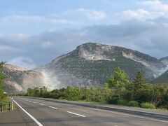 噴煙を上げる硫黄山をちょっと遠くから見て、