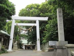 御前崎灯台に行く途中に「白羽神社」がありました。白い鳥居には驚きでした。