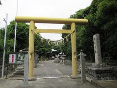 さらに御前崎灯台に行く途中に「駒形神社」がありました。黄色鳥居には驚きでした。