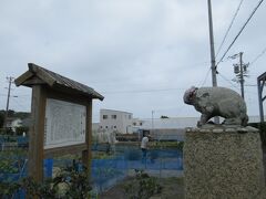 御前崎灯台に近づくと、住職の危難を救ったと伝わる「猫塚」がありました。標識があります。