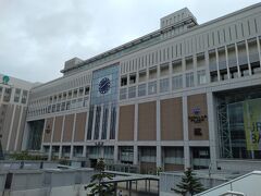 ＜２日目＞
朝の札幌駅。

この日は「北海道中央バス・定期観光バスツアー・絶景積丹岬コース」で積丹へ行きます！

※富良野ツアーは、フリーツアーの観光コースに設定されていたので、他どこへ行きたい？って思ったときに検索したツアー。
https://teikan.chuo-bus.co.jp//cms/course

※北海道の観光地は激混みで、個人で行くより良かったです。（特に昼食。前回は行きたかったお店が、満員で入れなかった）

※中央バスの観光バスは、座席で充電できるし、大型バスなので、乗り心地もいいです。バスガイドさんの説明をじっくり聞きならの観光です。

※現地に行くまでも、ポイントで解説が入るで、風景で見逃しがないというのがいいかも。

※ただ、現地での設定時間が少なめなので（移動に時間がかかるという北海道あるある）我が家のようにサクッっと観光地を回る派の人にオススメです。

