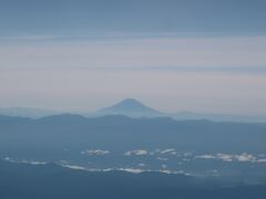 新千歳空港便は右側座席に座りますと、富士山が見えますので、常に右側を指定して座るようにしています

残念ながら指定した座席も、新千歳便がほぼ満席状態でしたので、真中席にも座られてしまいました(ノД`)・゜・。