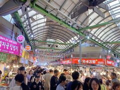 広蔵市場のメインの目的はユッケだったため、8番出口で下車。
屋根付きの市場だからか、熱気がすごく想像以上に（色々な意味で）暑い市場でした。
この暑さの中長居すると確実に疲れるし、カンジャンケジャンを食べたばかりということもあったので、一通り歩いてみたらユッケのみさくっと食べて退散することに。

俗にユッケ通りと呼ばれる、チャンシンユッケやプチョンユッケがある通りはどこも長蛇の列で、弾丸旅で一刻も無駄にしたくない私たちには不向きでした。

この中で穴場なのが、ユッケチャメチッの3号店。
ユッケチャメチッも人気店でユッケ通りの店舗は待ち時間が長いのですが、広蔵市場の外周に面している3号店であれば、1組ほどの待ちですぐ入れました。