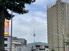 東大門の街角から南山タワーを見てソウルに来ていることを実感しました。
