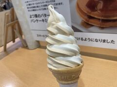 今日はお泊りでフライトはないので、ソフトクリームも食べちゃお～～（乳製品に弱いお腹なんです）
よつ葉にしました　あっさりしてます

民族大移動の日のため、きのとやの列も大変　これ夕方とかすごいんだろうなぁ
コーンパンは並ぶ気にもならないくらいの列です
こういう日は、お家でおとなしく引きこもってるのが一番よね