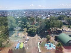 初、おびひろ動物園。なんと子供は入場無料だった。大人も420円と安い。ミニ遊園地もあり、100－200円と安かったので、回数券を買って、遊ぶことに。観覧車。