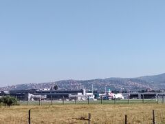 　飛行機が止まっています。駐車場からはサラエヴォ空港が見えます。ここからあの空港まで地下トンネル800mが続いていたのです。ガイドの小坂井さんが詳しく説明してくれました。「ボスニア・ヘルツェゴビナ紛争時の内戦で、サラエヴォ市内は丘陵地帯を支配したセルビア系武装勢力によってあっという間に包囲された。セルビア系以外の住民は外部との接触を断たれ、生活物資も入らなくなり困窮を極めた。そこで市内と、国連が管理するサラエヴォ空港とをつなぐこのトンネルが掘られた。作業は24時間休みなしで続けられ、兵士たちは８時間交代で働き、約４か月で完成した。このトンネルによって必要物資の供給や救助、軍事支援等が可能となり、人々は命を繋いだ」まさに、「希望」のトンネルだったのです。