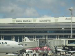 那覇空港
今回は沖の方にある滑走路に着陸しました。
