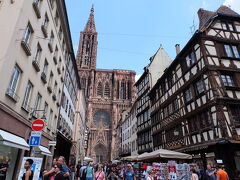 どどん！と急に現れます、ストラスブール大聖堂！
