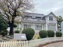 旧中埜家住宅
前回はJR半田駅から市内を巡ったあと辿り着きましたが、今回は名鉄の知多半田駅から徒歩約５分で到着です
ハーフチェンバーの洋館が見えてきました！
