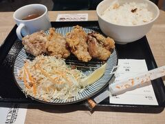 唐揚げ定食　770円
「からあげの鉄人」も一緒になっていて、唐揚げの鉄人で揚げたて大きな唐揚げを満喫しました。