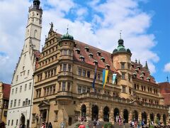 Rathaus（市庁舎）

14世紀のゴシック様式と16世紀のルネサンス様式が融合した市庁舎。高さ60mの塔があり展望スポットとして一般開放されています。後ほど登ることにします！