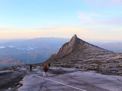 キナバル山山頂エリア到着は5時前。
朝日が照らし出す岩を眺めながら、検問所まで下る。