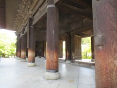 皆様ご存知の南禅寺に到着しました。圧倒される三門が建っていて国宝など見どころが多くあります。