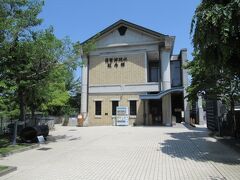 南禅寺から平安神宮へと向かいますが、その途中に「琵琶湖疏水記念館」があります。琵琶湖疏水建設に関する資料などを紹介しています。入場無料です。