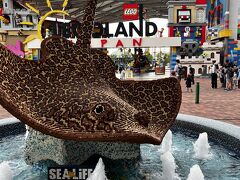 入場口にはレゴでできたでっかいエイ！
レゴランドにはシーライフっていう水族館も併設されている。コンボチケット買うか迷って今回はやめておいた。しかしすごいなーこんなのがレゴで作れちゃうんだな。