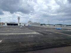5分遅れのほぼ定刻に鹿児島に到着。
なんかあまり見かけない飛行機が駐機してる...