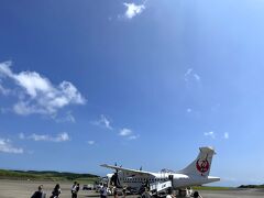 鹿児島は雲が多かったのですが、種子島は快晴でした。
飛行機からターミナルまでの徒歩移動も離島旅を重ねて慣れてきました。

着陸の様子も動画でどうぞ
https://www.youtube.com/watch?v=wt_UwKpJaus&t=24s