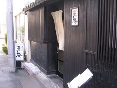 お昼ご飯を食べに、通りがかった店へ。