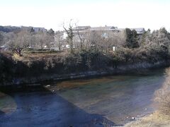 街中だが綺麗な川。