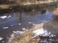 早朝の広瀬川。川が凍っている。