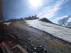 終点ゴルナーグラート駅　　標高3089ｍが前方に見えます。
あっという間の33分の乗車でした。
