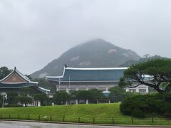 雨ですが、晴れてたら青い瓦が素敵なはず。