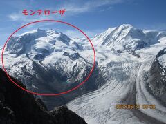 展望台目の前に見えるスイスとイタリアの国境にある
アルプス山脈第2の高峰モンテローザ（Monte Rosa）は
猫耳のように二つの山があり（双耳峰）
右側がデュフールシュピッツェ（Dufourspitze）4634mで最高峰。
モンテローザの足元にはエメラルドグリーンのお釜があり、
モンテローザ ヒュッテ（Monte Rosa Hütte）2795ｍ
という山小屋があり、そこからこの山に登山できるなんて凄い！
中央グレンツ氷河の右隣りの山はリスカム（Lyskamm）4527ｍ
