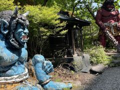 湯澤神社の入り口付近に大きな赤鬼と青鬼がいました。