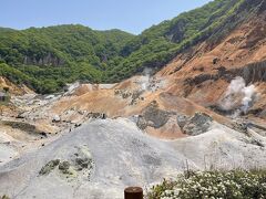 晴天の地獄谷。
あちこちで白煙が上がっていてすごい迫力です！