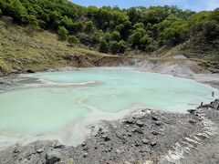 入口から30分ほど歩いた所で奥の湯に到着。
途中、大湯沼クイズの立札（難問）があり楽しみながら進むのも束の間、
なかなか厳しい山道を登ったり車道に出たりできつかったー。
でも、きれいなエメラルドグリーンを見ると頑張って良かったと思いました。