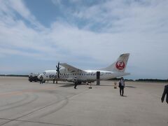 函館空港に到着しましたが、沖止めですので徒歩でターミナルに移動します