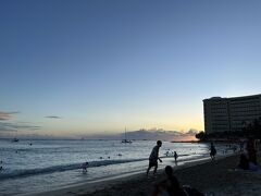 サンセットを見るためにワイキキビーチへ。
6月なので太陽は海に沈みませんが、十分綺麗でした。
久しぶりにハワイのサンセットを見ることができて、感動です。