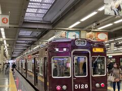 床の黒光りが素晴らしい梅田駅で宝塚線に乗換え