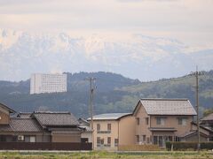 農家レストラン大門（おおかど）からロイヤルホテル富山砺波と立山連峰
