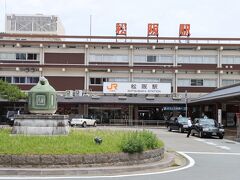 松阪駅からスタートします。駅前のロータリーに見える鈴は「驛鈴(えきれい)」と呼ばれるものを模したのもだそうです。松坂出身の江戸時代の国学者本居宣長にゆかりがあるみたいです。
では、松阪城跡を目指しますが