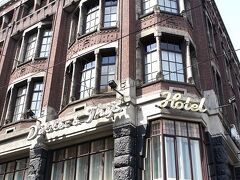 まずはライツェ通りへ出て、シンゲルのフラワーマーケットへ。

あ、なんだかチェコにあるキュビズムっぽい建物だ。窓がカクカクしてるぞ。
BJ Ouëndag設計で1915年に保険会社のビルとして建てられたものらしい。訪れた当時も今も上層階にはDikker & Thijs Hotelが入ってます。
Leidsestraat 84 / Prinsengracht 444