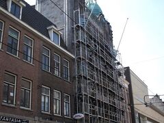 前日、アムステルダム国立美術館のミュージアムショップで買ったアムステルダム建物ガイドでやっと場所が分かったトゥスヒンスキー映画館。
前回来た1995年当時は、現地在住のSちゃんに連れてきてもらったので、まったく場所が分からなくなっておりまして。
やった～、じっくり今回は見れる～♪と思ってやってきたら、足場が…。ううむ