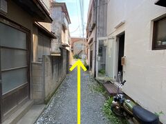 【神楽坂に住んでみる】

家のサイズは、３LDKでも（もう何年もそこに娘と築き上げて来た空間、サイズ感があるわけで...）、女房にしてみれば、いきなり異物が自分の生活に混入して来た事に対する拒絶反応がすごい事、すごい事...


写真：本当にここかいな!?