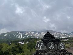 40分ほどバスで移動して、十勝岳望岳台へ。
白煙をあげている十勝岳、まだ雪が残っています。
足元も大きめの石がごろごろしていて力強さを感じました。