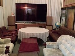 ●旅館松風＠アルピコ交通/西松本駅界隈

連泊中の旅館に戻って来ました。
ホテルのエントランス横の大きなテレビとソファーです。
昨日、チェックインしたときは、旅館のおばあちゃんが、ソファーに腰掛けて、テレビを見ていました。