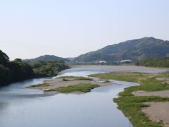 ５月２日(火)
朝８時頃、仁淀川に架かる橋を渡って・・