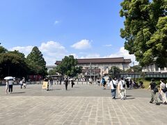 上野公園
大噴水の奥に
東京国立博物館

今日は快晴というより
焦げるような酷暑

まだ6月なのに

夏には
記録的な高温になるのだろうか？