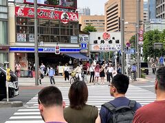 築地本願寺を出て
晴海通りの信号を渡ると
築地場外市場
写真の道
晴海通りを右に進むと銀座

信号待ちをする人
全員海外からの観光客