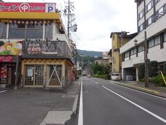 温泉街の中を駅へもどる