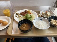 朝食は無料バイキングで。
沖縄らしいメニューは、ゆし豆腐、ゴーヤの漬物、サーターアンダギーがありました。