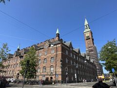 お次はコペンハーゲン市庁舎

街歩きの際は、めぼしいところ、観光名所をGoogle Mapに印付けしておき、地図を見ながらとりあえず徒歩で歩ける周辺を散策。

市庁舎はこの塔にも上れるそうだが、都度都度入場料もかかるためこちらは見るだけ・・・