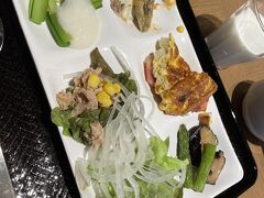 ホテルの美味しい朝食から始めます。
少し疲れが出たのか、お野菜多め。
スープカレーと海鮮丼はしっかりいただきます。